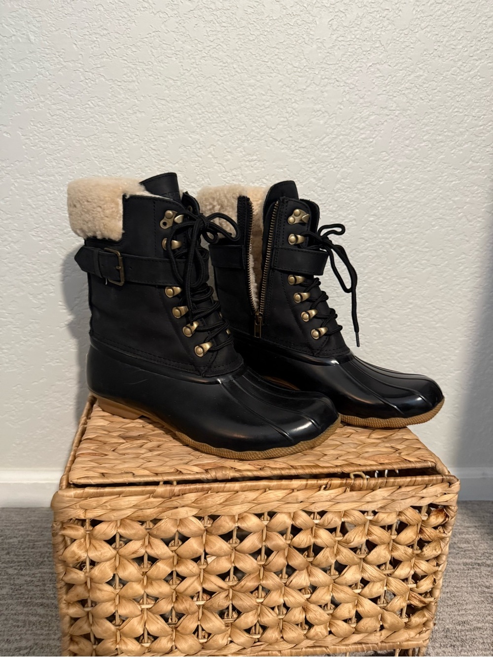 Sperry Black Lace-Up Waterproof Boots with Cream Faux Fur Cuff